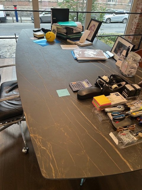 Tavolo in ceramica italiana con base in vetro originale di Tonelli Design