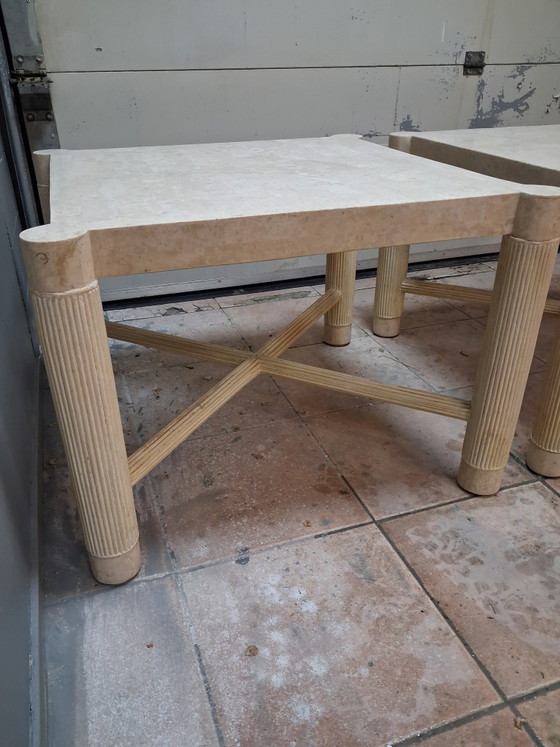 Image 1 of Exclusivo par de mesas auxiliares de travertino (70x70 cm). Patas de columna estriadas (juego de 2).