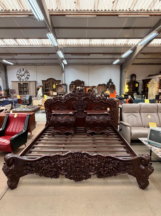 Lit King Size Néo-Baroque richement sculpté avec tables de chevet assorties – Meubles, Wood (photo 10 of 10)