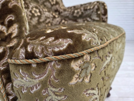 Image 1 of Poltrona danese, anni '50, rivestimento in velluto verde, gambe in legno di frassino.