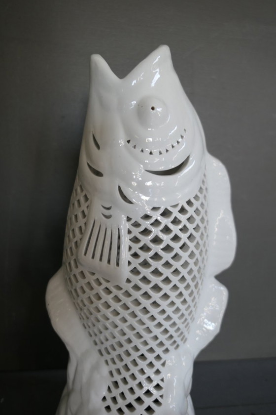 Image 1 of Service à poissons vintage en porcelaine blanche, représentant des carpes koï.