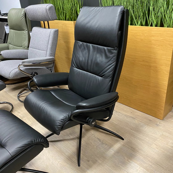 Image 1 of Poltrona reclinabile Stressless Tokyo con poggiapiedi