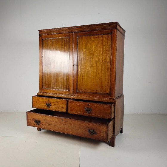 Image 1 of Armoire à linge anglaise en acajou du début du XIXe siècle, vers 1820-1840.