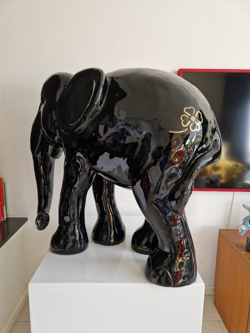 Lucky Luxe : Statue d'éléphant noir brillant avec breloque dorée