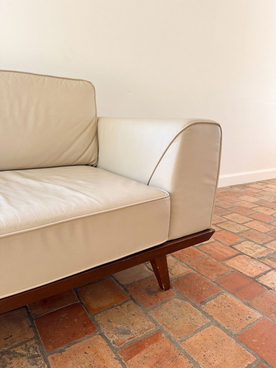 Image 1 of Juego de 2 elegantes sofás de cuero con estilo de mediados de siglo.