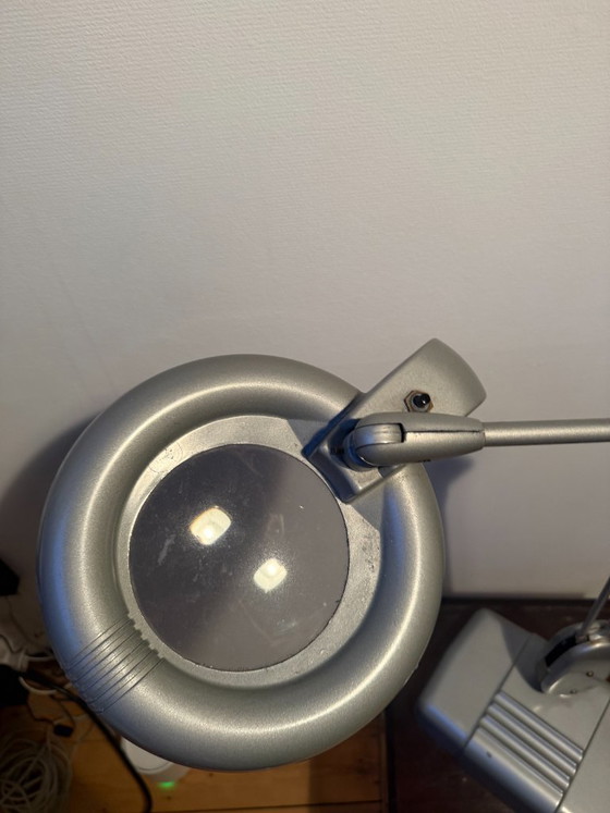 Image 1 of Lampada da scrivania vintage Dazor M-1470R con lente d'ingrandimento e braccio snodabile.