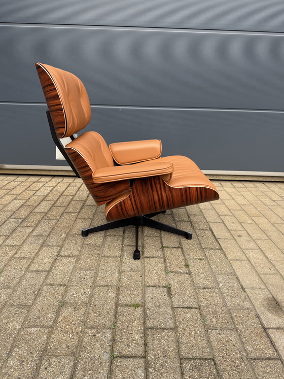 Image 1 of Poltrona lounge Vitra Eames XL + poggiapiedi, in pregiata pelle nera e palissandro Santos. NUOVA!!