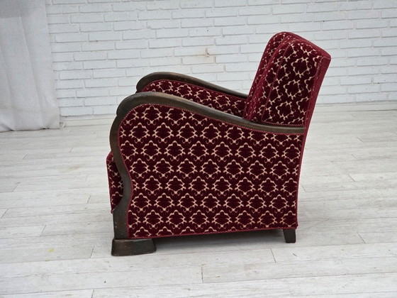 Image 1 of Fauteuil danois des années 1960, revêtement en velours rouge cerise, bois de chêne.