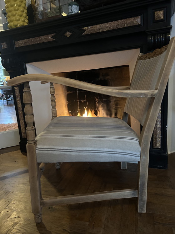 Image 1 of Antiek eiken stoeltje met houtsnijwerk en bekleed met Frans linnen