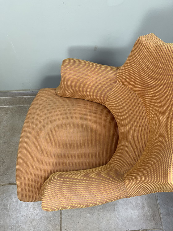 Image 1 of Poltrona a forma di fungo color salmone e arancione