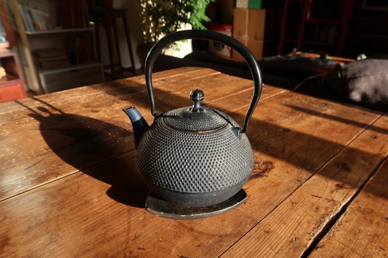Image 1 of Teiera vintage in ghisa con decorazione a rilievo, stile giapponese Tetsubin, con sottopentola - 2C31
