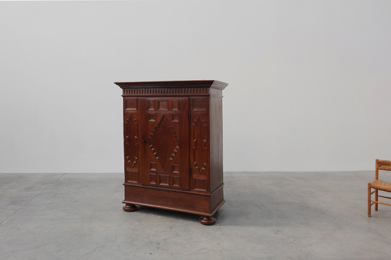 Image 1 of Armadio antico francese in quercia intagliato a mano del XVI secolo