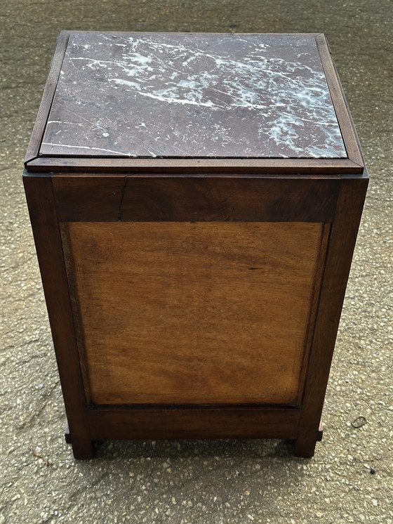 Image 1 of Art-Deco gesneden houten en marmeren nachtkastje