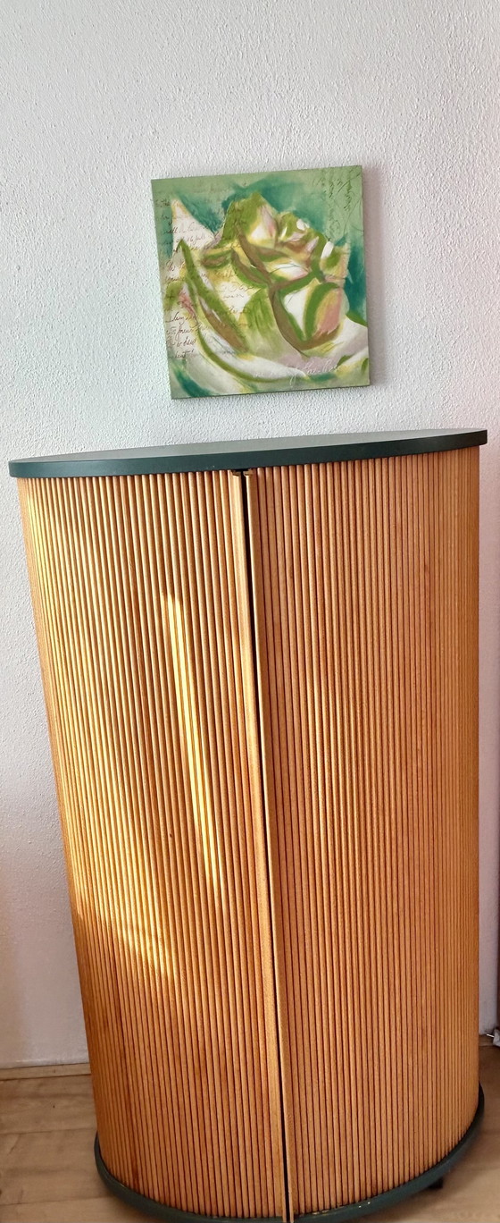 Image 1 of Novita, esa colección de armarios ovalados de madera de haya verde.