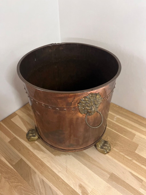 Cubo de chimenea antiguo de cobre rojo con bronce y caja de leña