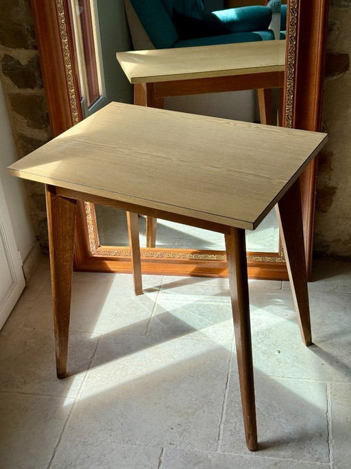 Tavolo in laminato - Gambe in legno a forma di bussola