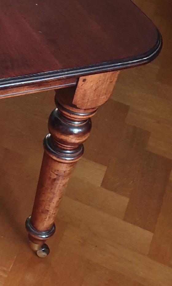 Image 1 of Table à manger classique