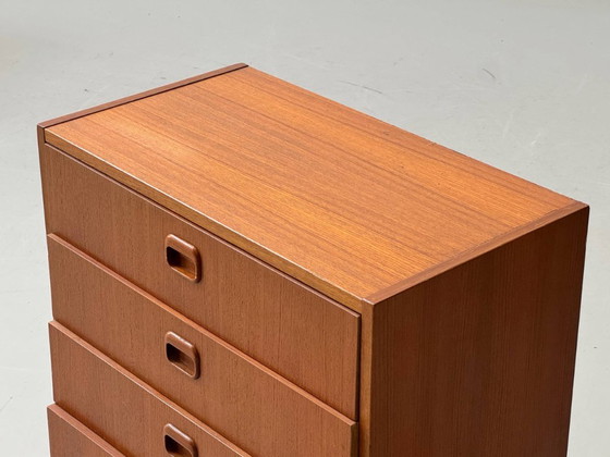 Image 1 of Cómoda de mediados de siglo con patas chapadas en teca, década de 1960.