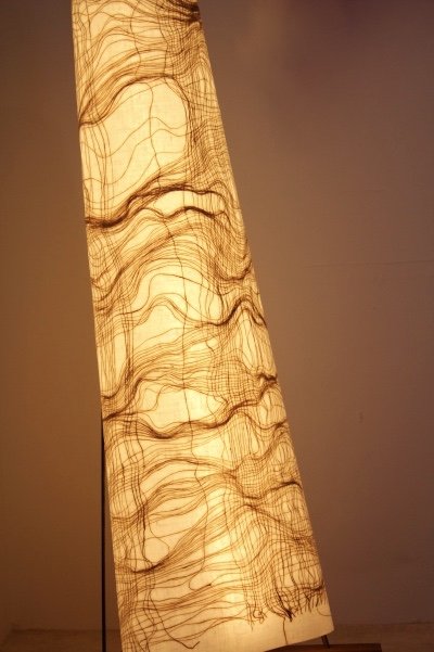 Lampadaire Lumen par Lawrence Kwakye, Bois, Métal (photo 5 sur 9)