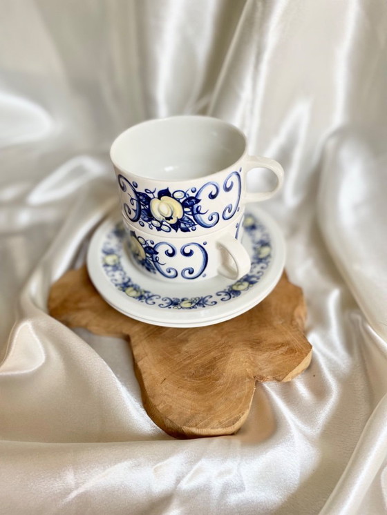 Image 1 of Villeroy & Boch Cadiz - Grandes tasses thé ou café vintage avec soucoupes - motif floral bleu et jaune, faïence Luxembourg 70s