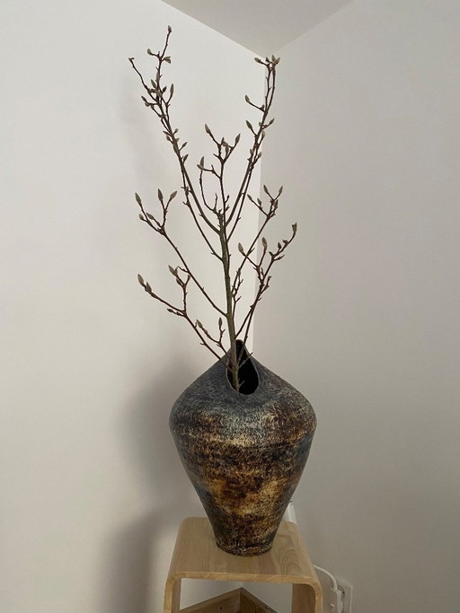 Robust ceramic vase in mottled colors from beige to blue