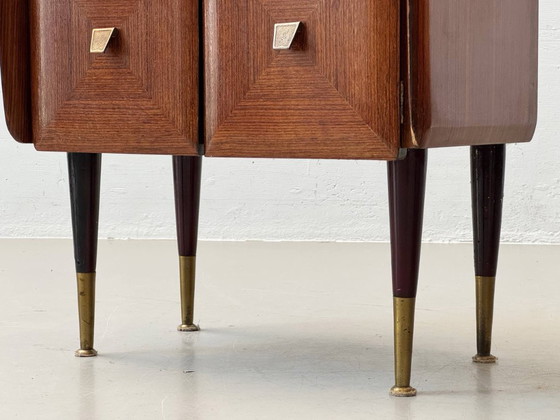 Image 1 of Ensemble de 2 tables de chevet en acajou de style milieu du siècle avec plateaux en verre, années 1960