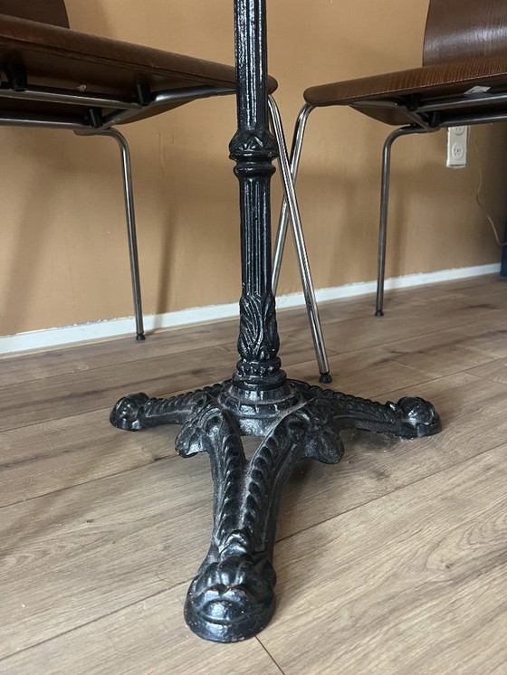 Image 1 of Table de bistrot caractéristique – Piètement en fonte et plateau en bois