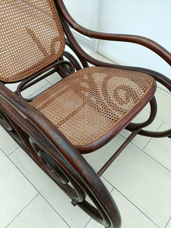 Image 1 of Antiek Thonet gebogen houten rieten schommelstoel