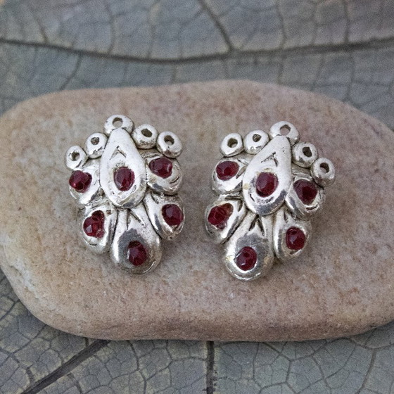 Image 1 of Boucles d'oreilles clips vintage Remy Dis Paris, métal argenté et pierres rouges