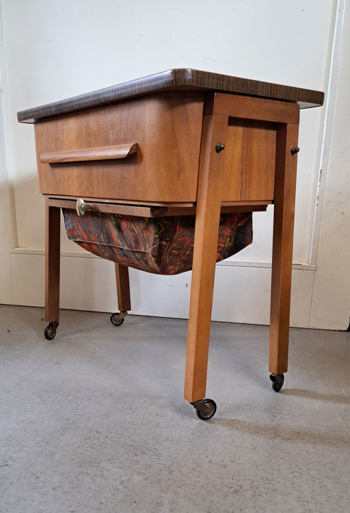 Carrello porta-scatola da cucito vintage