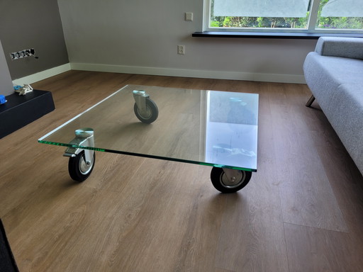Table basse carrée sur roulettes robustes