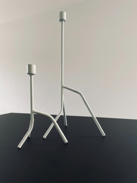 Image 1 of Set di 2 candelabri artigianali dal design storto in metallo bianco.
