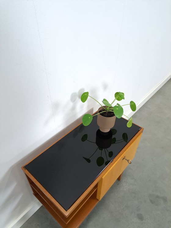 Image 1 of Mid-Century kastje J.D. Freese met klep en zwart opaline glas