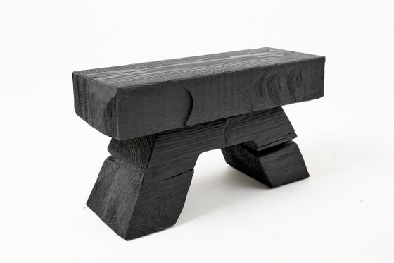 Image 1 of Rustieke, sculpturale kruk/bijzettafel, gebrand zwart eikenhout, gesneden, uniek, Logniture