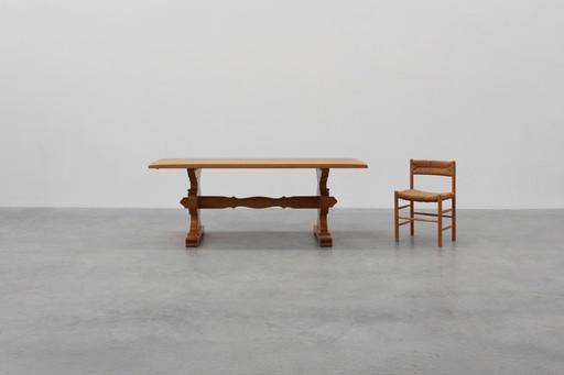 Französischer Eichenbodentisch des 20. Jahrhunderts mit geschwungenen Beinen und Bohlenplatte