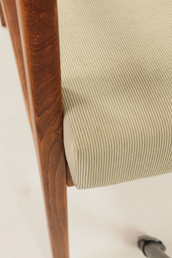 Image 1 of Poltrona vintage in velluto a coste color oliva con struttura in legno, design moderno di metà secolo, 1970