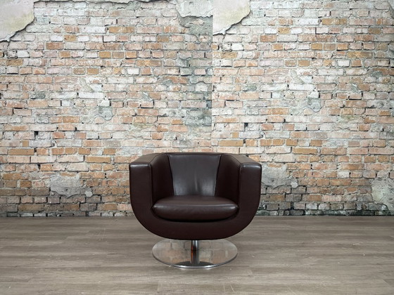 B&B Italia Tulip Armchair - marrone | Jeffrey Bernett, Sedie girevoli, Pelle, Metallo, Modern (foto 2 di 8)