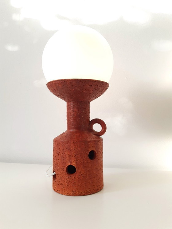 Image 1 of Vintage keramieken oranje tafellamp met glazen bol, chamotte klei, oranje brutalist aardewerken mcm lamp