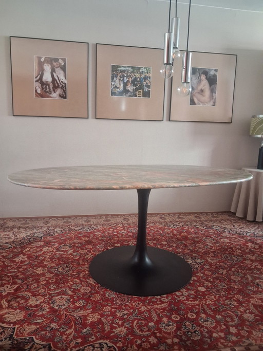 Tulip table 'Arkana' from the 1960s with an oval mint-green top in Salomé marble.