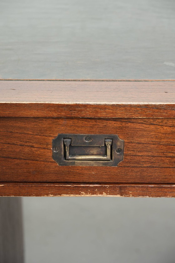 Image 1 of Oud houten Engels bureau uit begin 20e eeuw in campaign style met messing elementen en een groen lederen blad