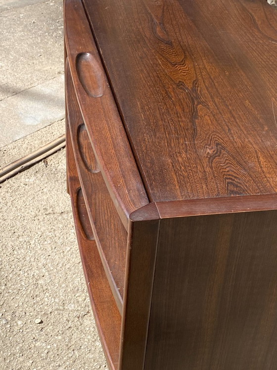 Image 1 of Vintage ladekast uit de jaren 70 van massief iepenhoutfineer met 3 lades.