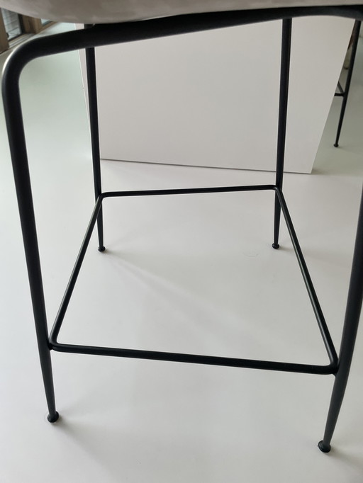 4chaises de bar gubi