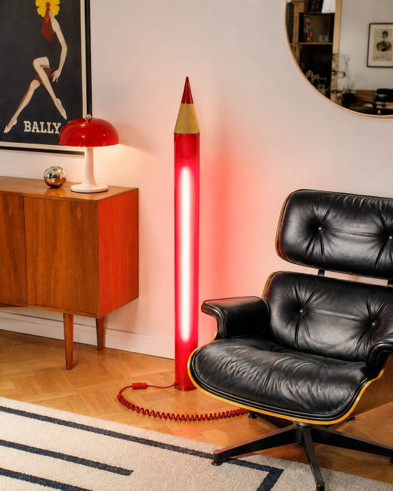 Rare 1970s Pop Art Giant Pencil Floor Lamp – Red 100 cm – Floor lights, Plastic, Wood (photo 3 of 8)