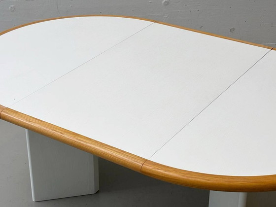 Image 1 of Tavolo da pranzo rotondo bianco, allungabile in legno massiccio