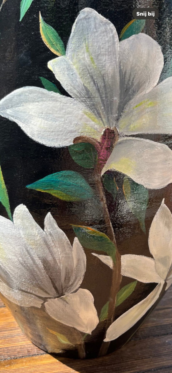 Image 1 of Handbemalte Vase 'Magpies'.