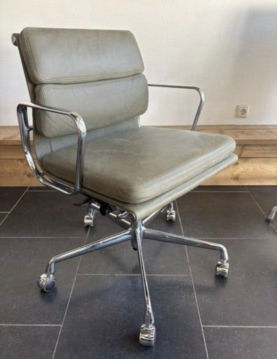 Neuer Vitra EA 217 Bürostuhl, olivgrünes Naturleder, Q4 2025 – Bürostühle, Aluminium, Chrome (photo 5 of 7)