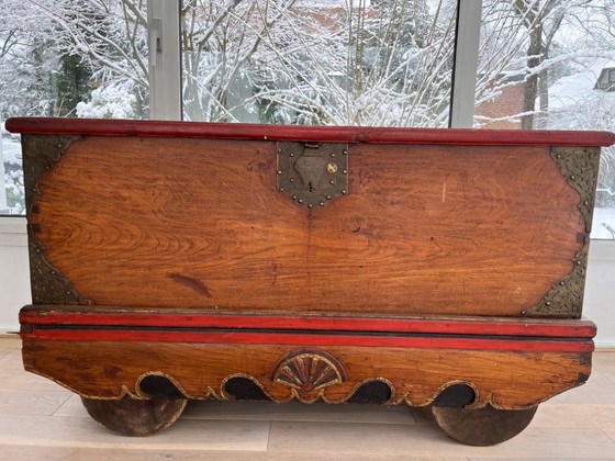 Image 1 of Cofre javanés antiguo con herrajes de cobre