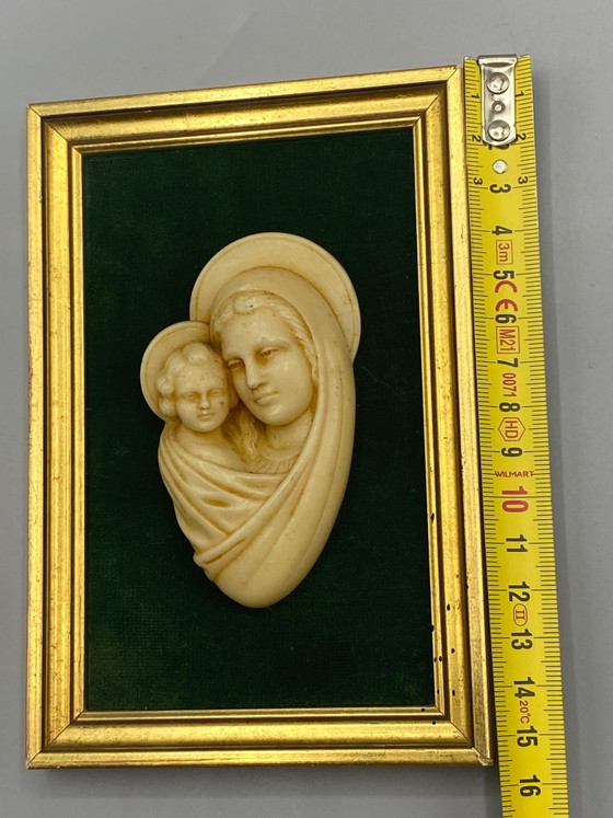 Bassorilievo Vergine con Bambino, cornice dorata e velluto verde, lavorazione italiana. – Oggetti decorativi (photo 5 of 5)