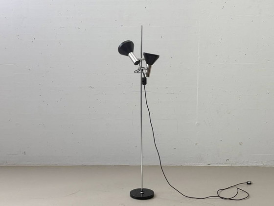 Image 1 of Stijlvolle vloerlamp in mid-century stijl met twee verstelbare lampkoppen.