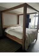Cama con dosel de madera maciza de Dhakar Goossens